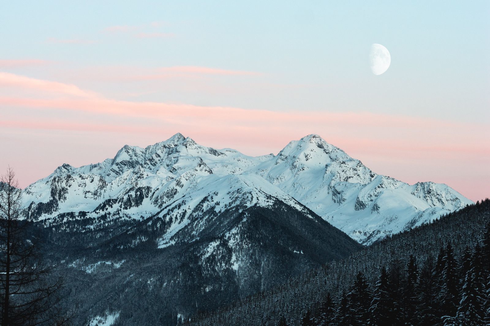 Nebelschwaden über einem Alpenkamm in der Früh