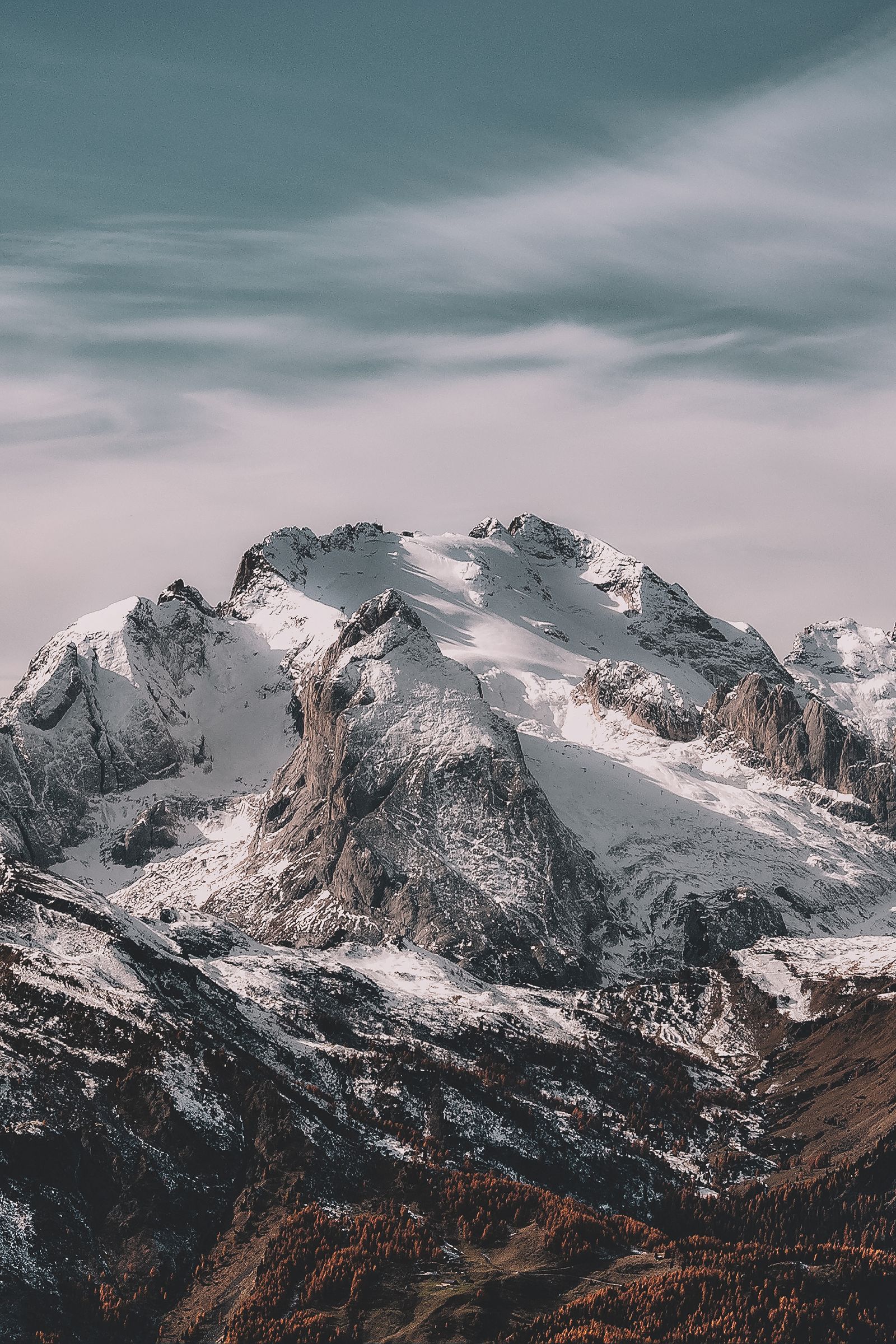 Schneebedeckte Alpenkette im Winterlicht
