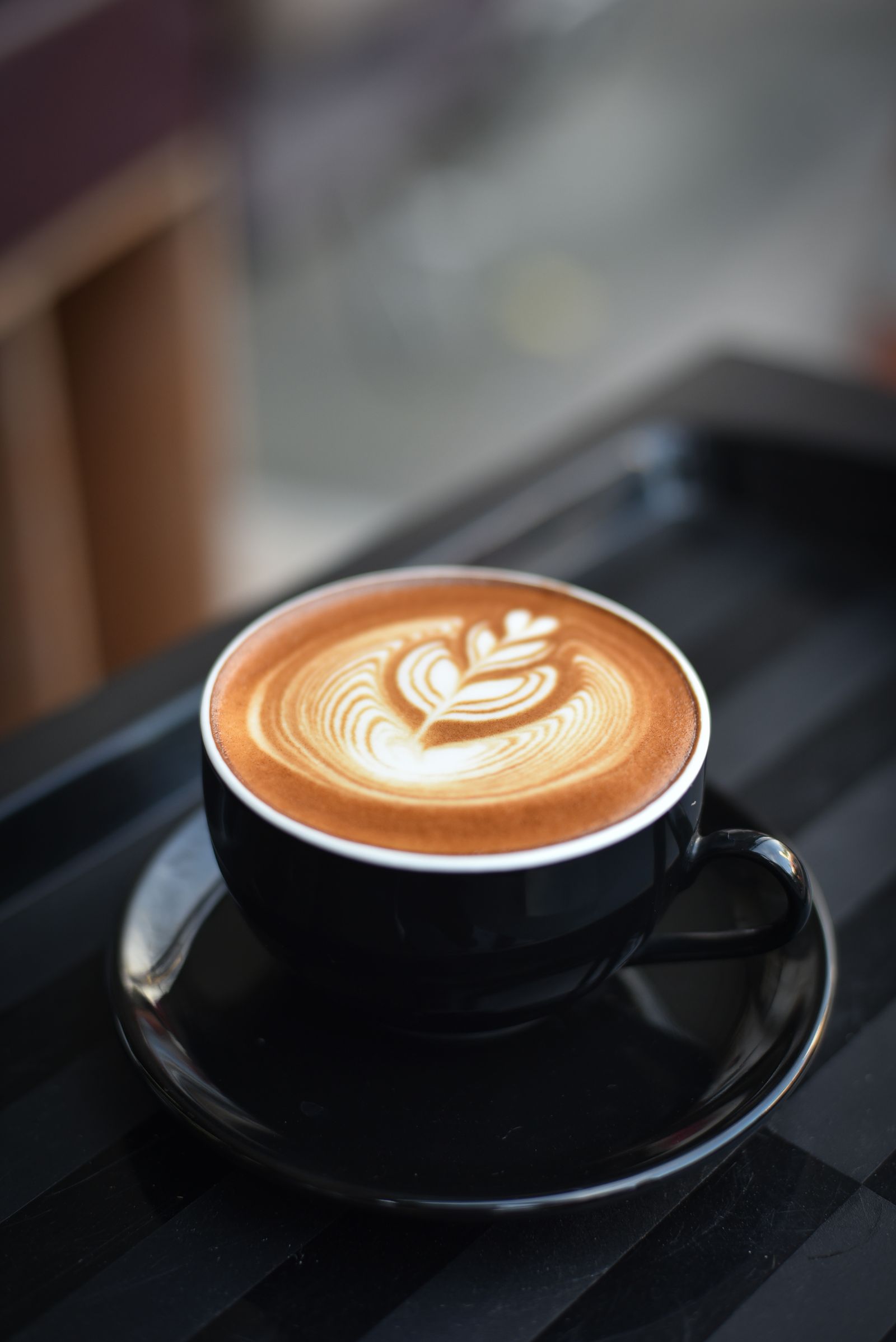 Kaffeetasse auf einem Holztisch