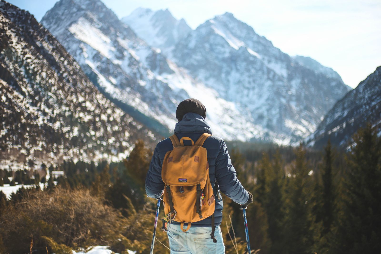 Wanderer auf einem Grat in den österreichischen Alpen